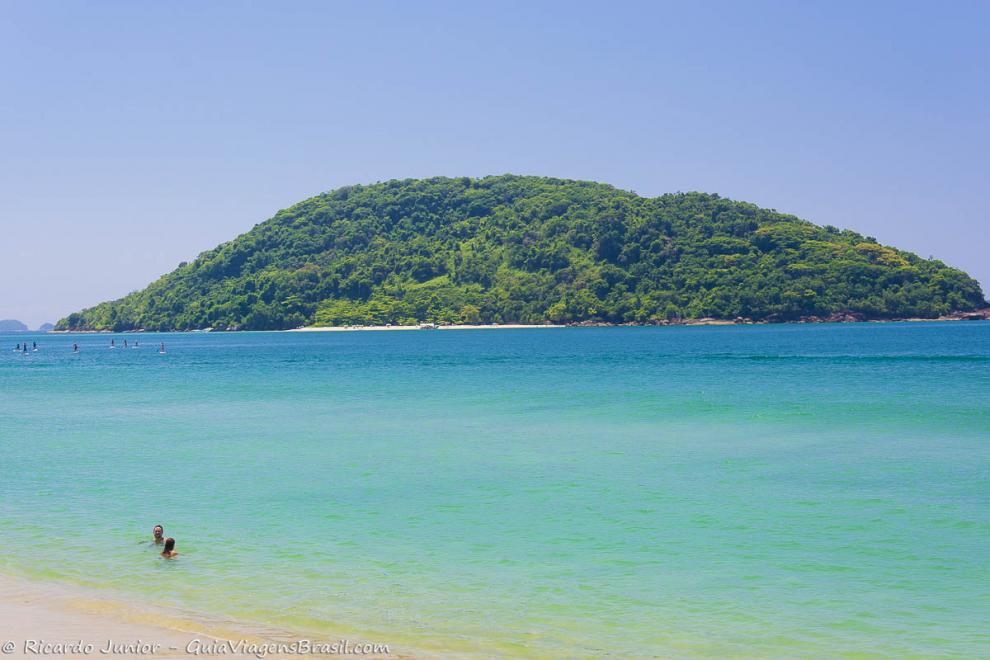 Imagem de uma casal nas águas claras da Ilha de Prumirim em Ubatuba.